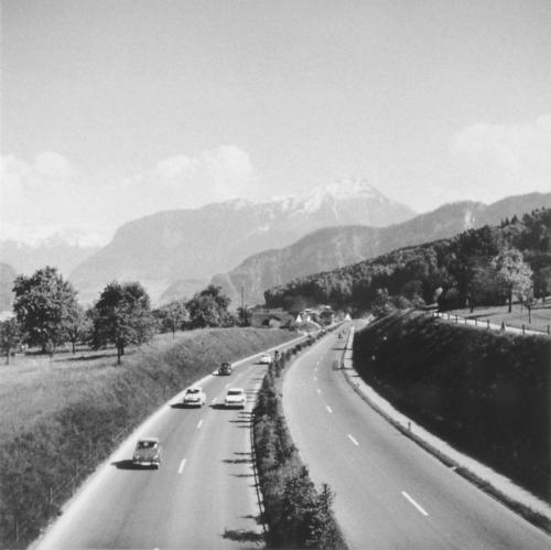 Mässiger Verkehr an einem Sommertag in den 1960-ern.