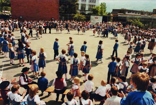 Erstes regionales Kindertanztreffen 1985 im Hofmatt Schulhaus anlässlich der 50-Jahr-Feier der Trachtengruppe Horw.