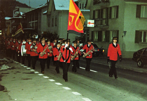 Feldmusik zieht 1985 durchs Dorf.