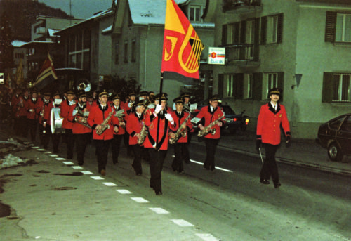 Feldmusik zieht 1985 durchs Dorf.