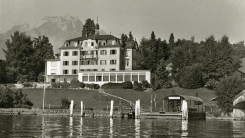 Das Hotel Kastanienbaum mit Schifflände im Jahr 1978.